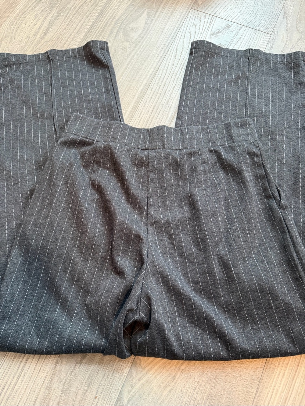 H&M Gray Pinstripe Wide Leg Pull-On Dress Pants Size Medium